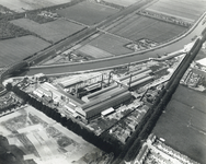 57860 Luchtfoto van het kantoor en fabriek van de N.V. Nederlandse Staalfabrieken DEMKA voorheen J.M. de Muinck Keizer ...